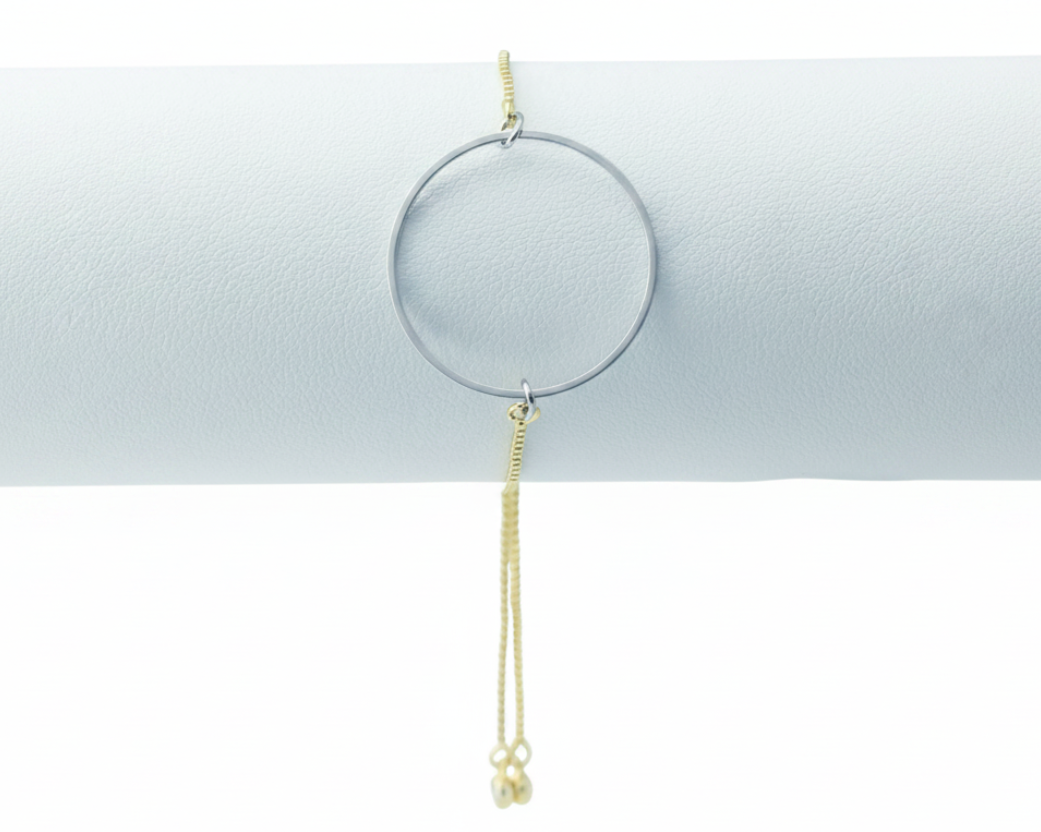 Silver Circle Bracelet – Zoomed, Centered, Blue-White Stand