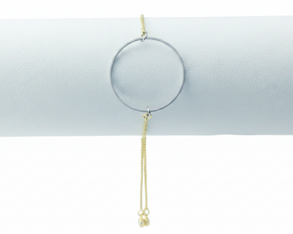 Silver Circle Bracelet – Zoomed, Centered, Blue-White Stand